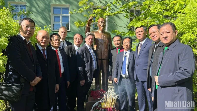 An vị tượng Chủ tịch Hồ Chí Minh tại Đại học Tổng hợp Quốc gia Saint Petersburg, Liên bang Nga